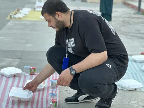 متطوع يجهّز وجبات الإفطار